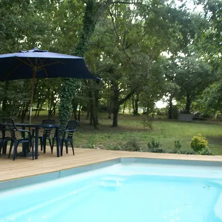 Serene Chalet In Montricoux With Swimming Pool בקתה *