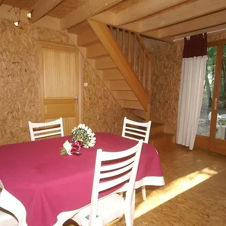 Serene Chalet In Montricoux With Swimming Pool בקתה