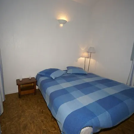 Serene Chalet In Montricoux With Swimming Pool בקתה *